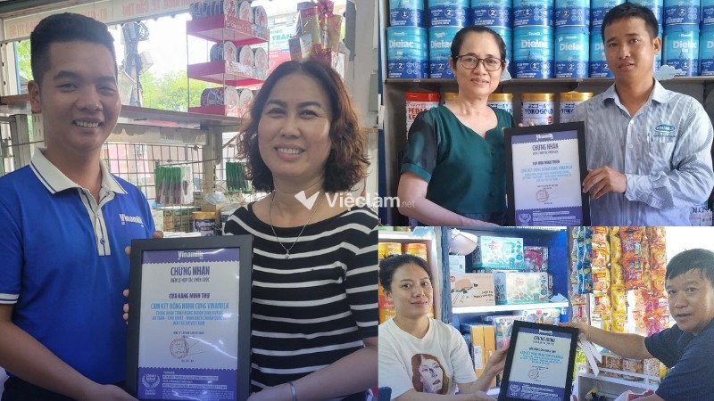 Nhân viên Kinh doanh trao tặng Chứng nhận hợp tác cho khách hàng tại Cửa hàng, Đại lý