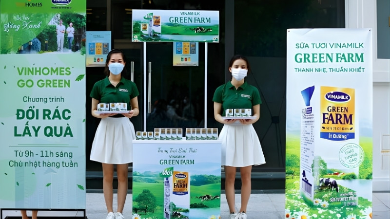 Nhân viên PG đang quảng bá chương trình Đổi rác lấy quà của Vinamilk 