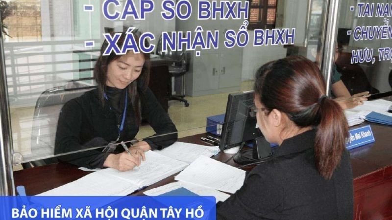 Người dân làm thủ tục cấp lại sổ BHXH tại cơ quan BHXH quận Tây Hồ 