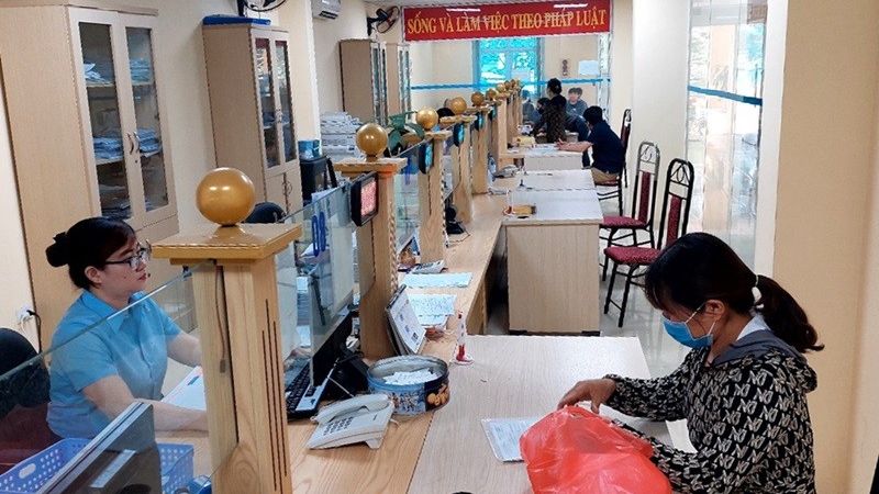 Bảo hiểm xã hội huyện Chương Mỹ: Địa chỉ và thông tin liên hệ Bảo hiểm xã hội huyện Chương Mỹ giải quyết thủ tục cho người dân (Nguồn: Báo lao động Thủ đô)