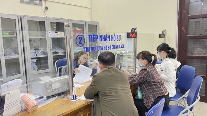 Người dân thực hiện thủ tục BHXH tại cơ quan Bảo hiểm xã hội huyện Quốc Oai