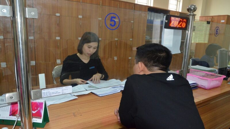 Bảo hiểm xã hội quận Long Biên: Địa chỉ và thông tin liên hệ Cán bộ của BHXH quận Long Biên tiếp nhận trực tiếp hồ sơ người dân tại bộ phận một cửa (Nguồn: Bảo hiểm xã hội Thành phố Hà Nội)