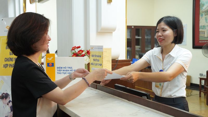 Người dân gửi hồ sơ đến bảo hiểm xã hội huyện Mê Linh qua bưu chính (Nguồn: Vnpost)