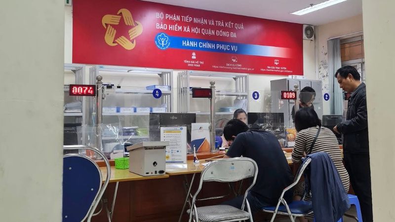 Cơ quan BHXH quận Đống Đa đang tiếp nhận và trả kết quả về bảo hiểm cho người dân