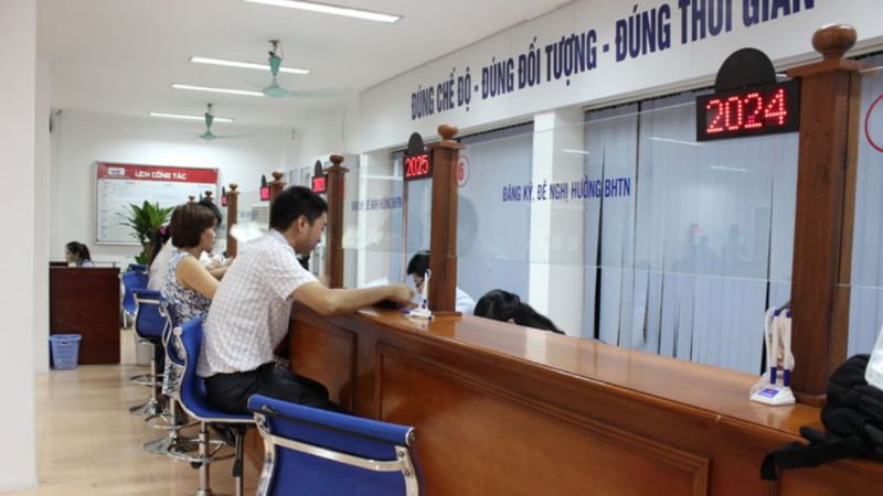 Người dân đến cơ quan BHXH quận Đống Đa để được tư vấn trực tiếp về chế độ bảo hiểm