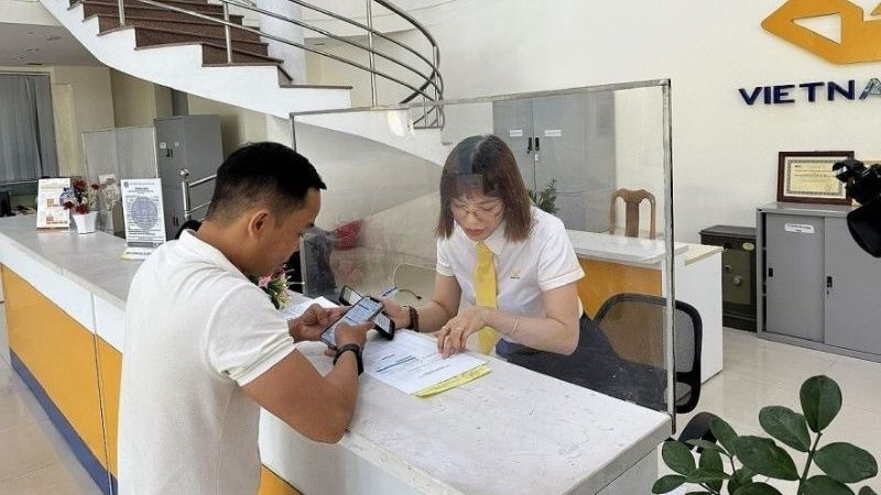 Người dân gửi hồ sơ BHXH qua đường bưu chính