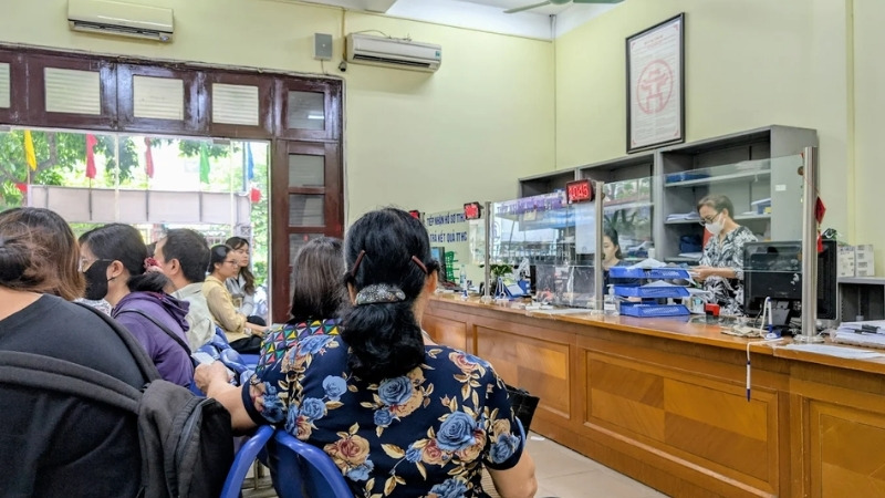 Bảo hiểm xã hội quận Cầu Giấy: Địa chỉ và thông tin liên hệ Người dân xếp hàng làm thủ tục tại BHXH quận Cầu Giấy (Nguồn: BHXH Cầu Giấy)