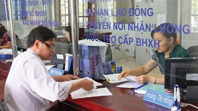 Bảo hiểm xã hội huyện Thanh Oai: Địa chỉ và thông tin liên hệ Người dân đến bảo hiểm xã hội huyện Thanh Oai để làm hồ sơ (Nguồn: Báo Chính phủ)