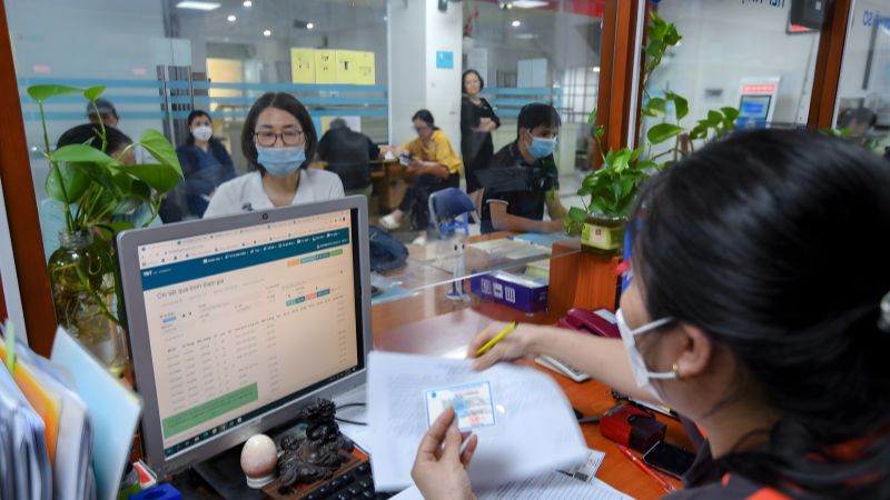 Bảo hiểm xã hội quận Cầu Giấy: Địa chỉ và thông tin liên hệ Người dân đến BHXH cơ sở Cầu Giấy để giải quyết thủ tục, chế độ liên quan đến BHYT (Nguồn: Luật Thiên Mã)