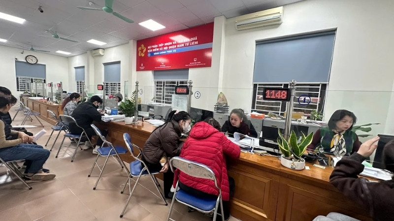 Bảo hiểm xã hội quận Nam Từ Liêm: Địa chỉ và thông tin liên hệ Cán bộ BHXH quận Nam Từ Liêm đang hướng dẫn người dân hoàn tất hồ sơ thủ tục BHXH