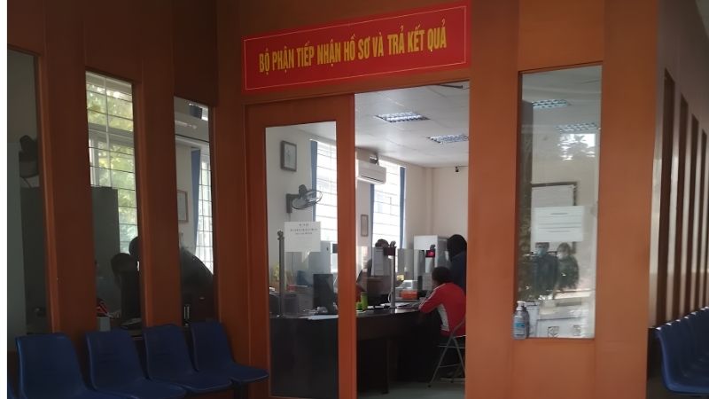 Người dân nộp hồ sơ tại Phòng Tiếp nhận và trả kết quả BHXH Thanh Trì (Nguồn: BHXH huyện Thanh Trì)