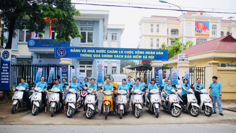 Cán bộ cơ quan BHXH Cơ sở Thạch Thất ra quân đi tuyên truyền về BHXH