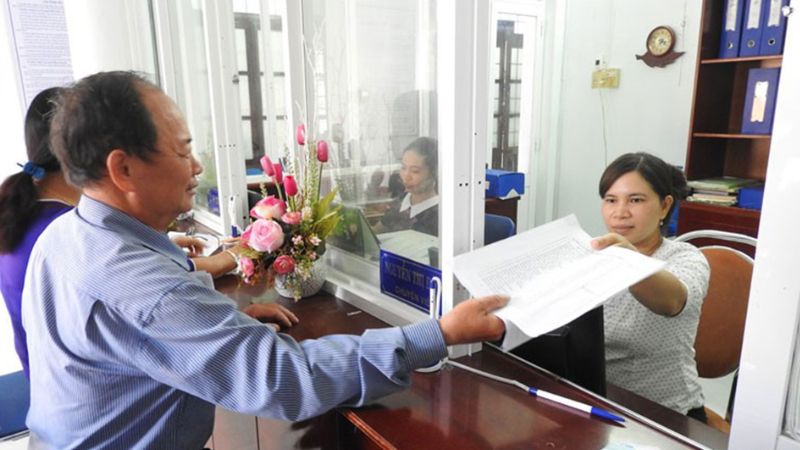 Cán bộ cơ quan BHXH quận Hoàng Mai giải quyết các chế độ BHXH cho người dân