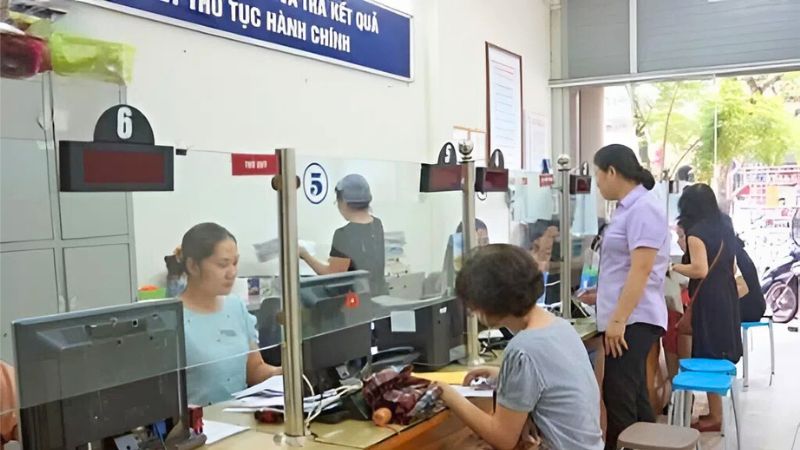 Người dân thực hiện thủ tục BHXH trực tiếp tại cơ quan BHXH quận Hoàng Mai