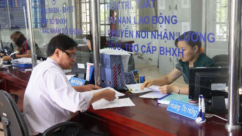 Người dân đăng ký tham gia BHXH tại cơ sở BHXH Mỹ Đức (Nguồn: Báo Chính Phủ)