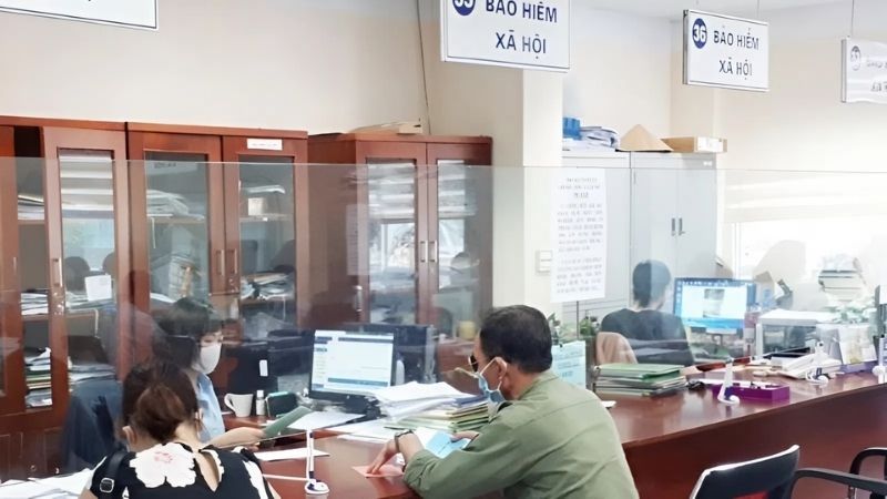 Người dân nộp hồ sơ đề nghị hưởng chế độ BHXH tại trụ sở BHXH Cơ sở Gia Lâm