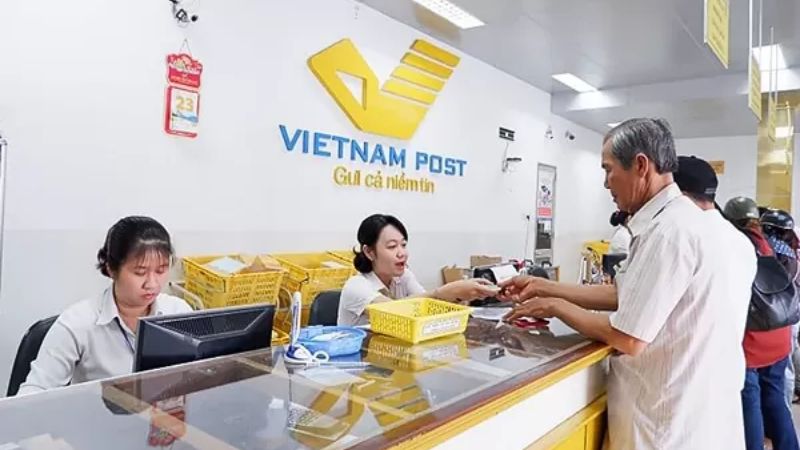 Người dân gửi hồ sơ BHXH đến trụ sở BHXH Cơ sở Gia Lâm qua đường bưu chính