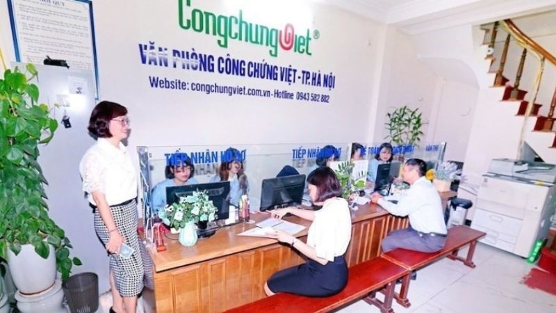 Công chứng viên thực hiện chứng thực chữ ký trên Sơ yếu lý lịch tự thuật cho người dân