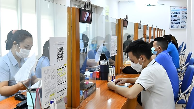 Người dân đang làm thủ tục hưởng Bảo hiểm thất nghiệp tại Trung tâm Dịch vụ việc làm Hà Nội